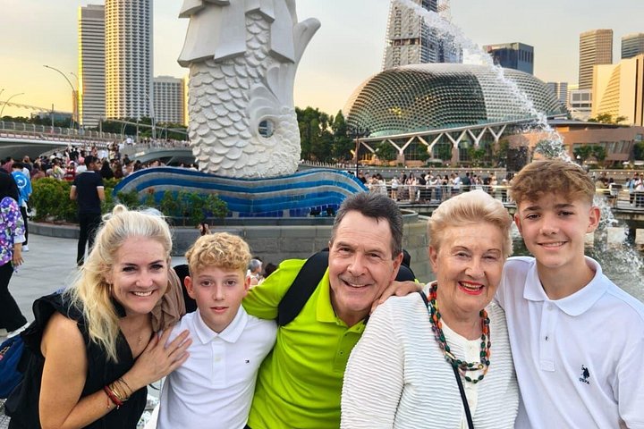 Singapore River cruise på natten med stadssilhuett och ljusshower, foto 28 | wizardtrip