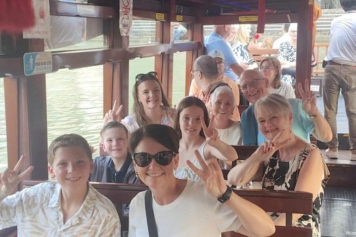 Singapore River cruise på natten med stadssilhuett och ljusshower, foto 32 | wizardtrip