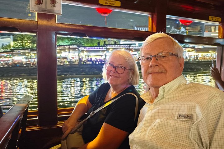 Singapore River cruise på natten med stadssilhuett och ljusshower, foto 33 | wizardtrip