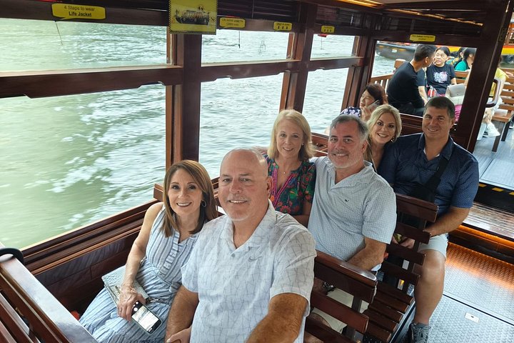 Singapore River cruise på natten med stadssilhuett och ljusshower, foto 34 | wizardtrip