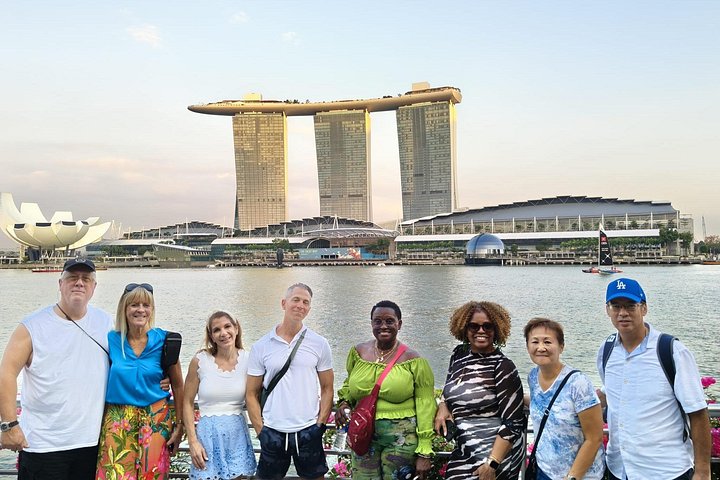 Singapore River cruise på natten med stadssilhuett och ljusshower, foto 35 | wizardtrip