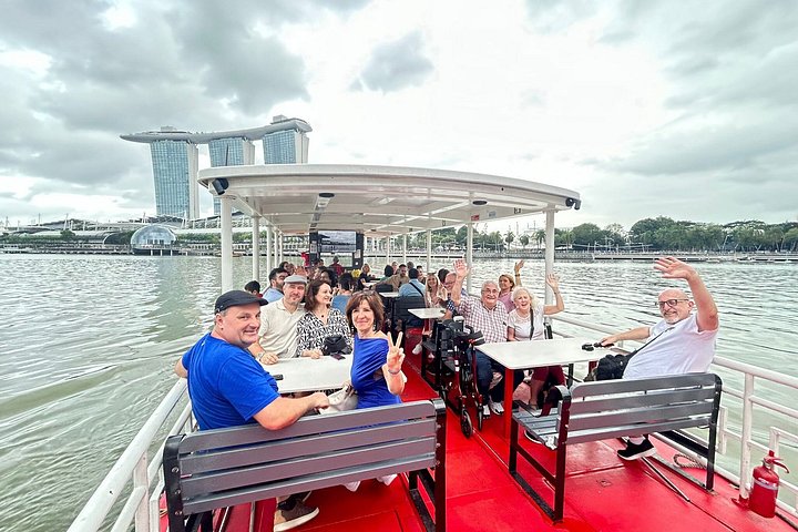 Singapore River cruise på natten med stadssilhuett och ljusshower, foto 38 | wizardtrip