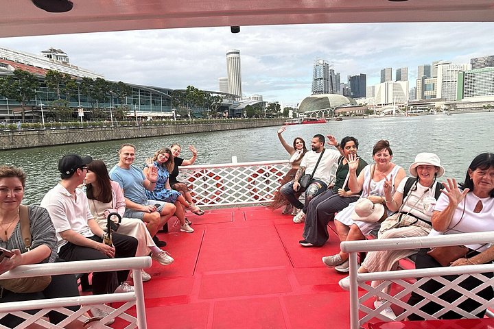 Singapore River cruise på natten med stadssilhuett och ljusshower, foto 39 | wizardtrip