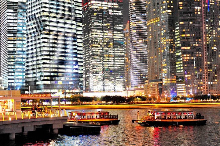 Singapore River cruise på natten med stadssilhuett och ljusshower, foto 45 | wizardtrip