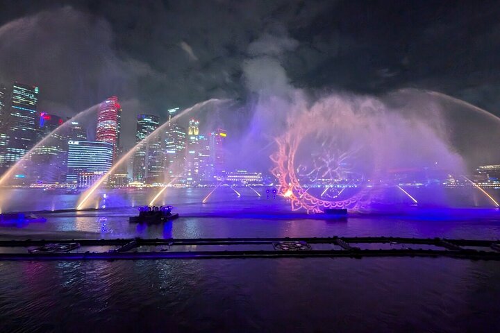 Singapore River cruise på natten med stadssilhuett och ljusshower, foto 46 | wizardtrip