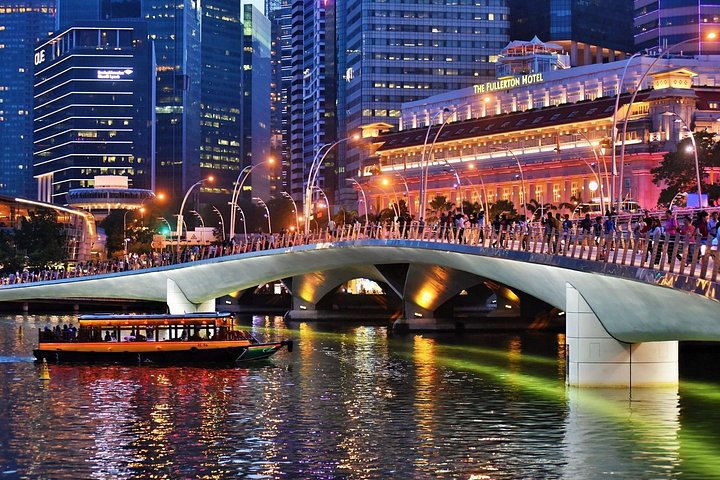 Singapore River cruise på natten med stadssilhuett och ljusshower, foto 50 | wizardtrip