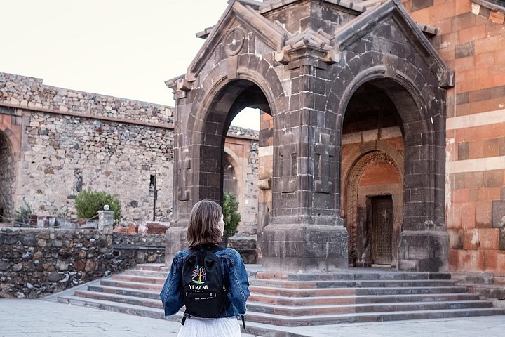Explore mosteiros históricos, cavernas antigas e adegas renomadas da Armênia em um passeio panorâmico de um dia, foto 10 | wizardtrip