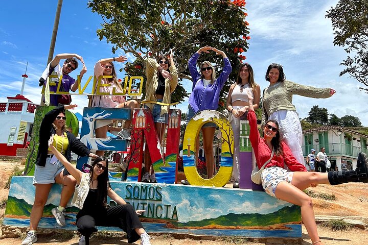 Découvrez les couleurs vibrantes et les paysages époustouflants de Guatapé lors d'un tour premium depuis Medellín, avec le Rocher du Peñol, une balade en bateau et une cuisine locale, photo 9 | wizardtrip