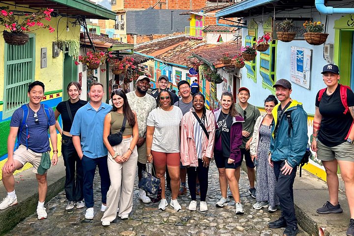 Découvrez les couleurs vibrantes et les paysages époustouflants de Guatapé lors d'un tour premium depuis Medellín, avec le Rocher du Peñol, une balade en bateau et une cuisine locale, photo 12 | wizardtrip