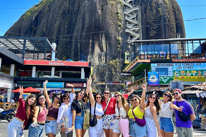 Découvrez les couleurs vibrantes et les paysages époustouflants de Guatapé lors d'un tour premium depuis Medellín, avec le Rocher du Peñol, une balade en bateau et une cuisine locale, photo 13 | wizardtrip