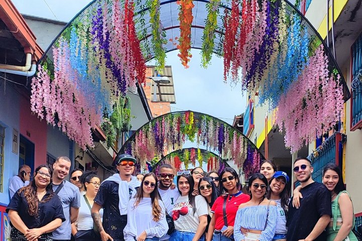 Découvrez les couleurs vibrantes et les paysages époustouflants de Guatapé lors d'un tour premium depuis Medellín, avec le Rocher du Peñol, une balade en bateau et une cuisine locale, photo 14 | wizardtrip