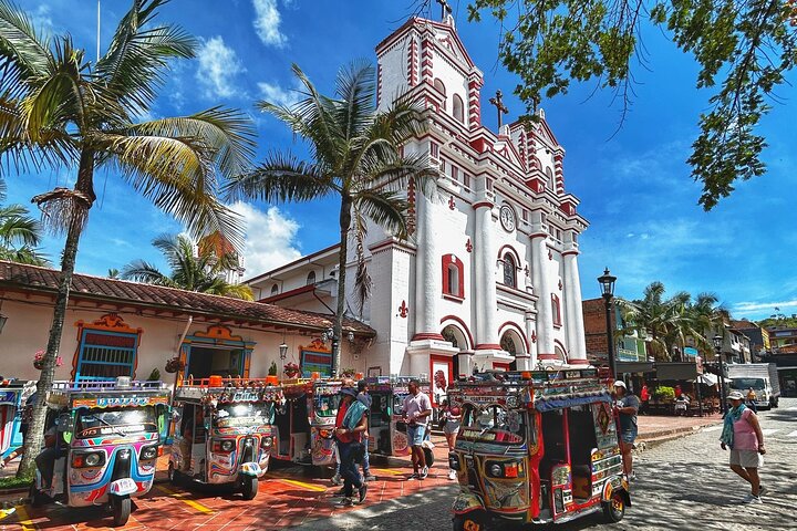 Découvrez les couleurs vibrantes et les paysages époustouflants de Guatapé lors d'un tour premium depuis Medellín, avec le Rocher du Peñol, une balade en bateau et une cuisine locale, photo 15 | wizardtrip