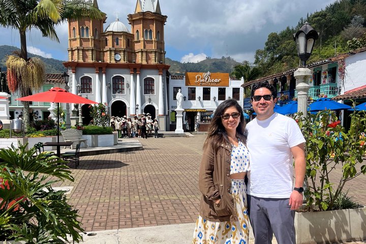 Découvrez les couleurs vibrantes et les paysages époustouflants de Guatapé lors d'un tour premium depuis Medellín, avec le Rocher du Peñol, une balade en bateau et une cuisine locale, photo 17 | wizardtrip