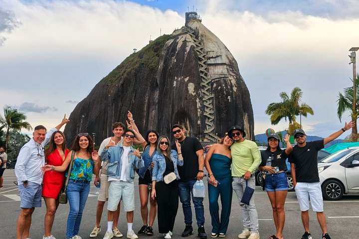 Découvrez les couleurs vibrantes et les paysages époustouflants de Guatapé lors d'un tour premium depuis Medellín, avec le Rocher du Peñol, une balade en bateau et une cuisine locale, photo 19 | wizardtrip