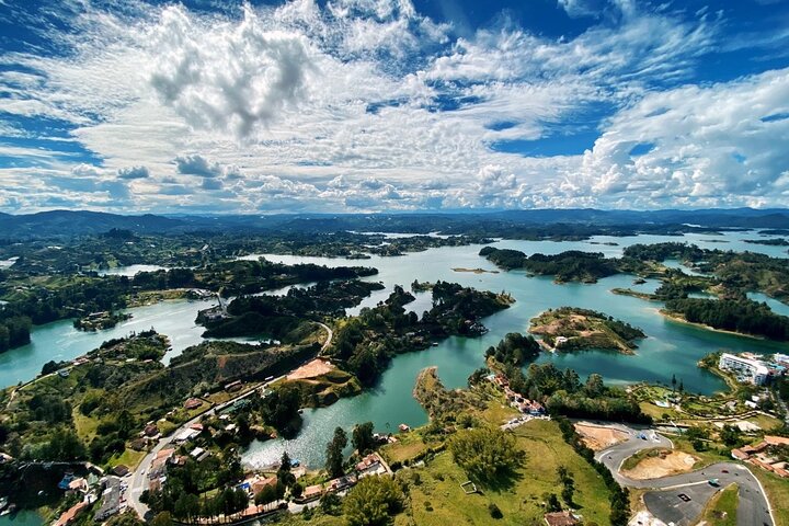 Découvrez les couleurs vibrantes et les paysages époustouflants de Guatapé lors d'un tour premium depuis Medellín, avec le Rocher du Peñol, une balade en bateau et une cuisine locale, photo 21 | wizardtrip