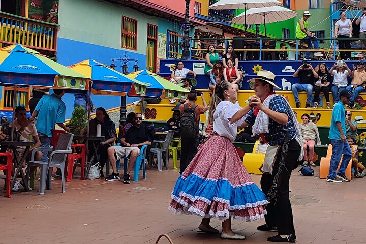 Découvrez les couleurs vibrantes et les paysages époustouflants de Guatapé lors d'un tour premium depuis Medellín, avec le Rocher du Peñol, une balade en bateau et une cuisine locale, photo 23 | wizardtrip