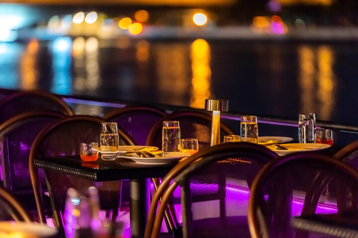 Crucero de lujo 5 estrellas por el río Chao Phraya de Bangkok por la noche, con monumentos iluminados, foto 7 | wizardtrip
