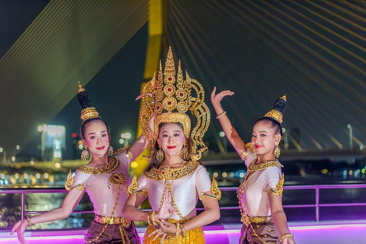 Crucero de lujo 5 estrellas por el río Chao Phraya de Bangkok por la noche, con monumentos iluminados, foto 16 | wizardtrip