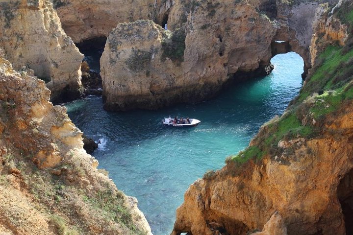Båttur som utforskar de fantastiska grottorna och klippformationerna vid Ponta da Piedade nära Lagos, Portugal, foto 6 | wizardtrip