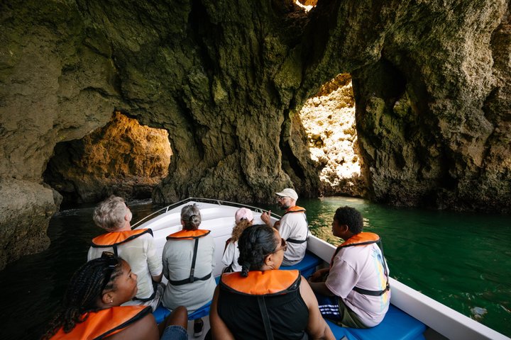 Båttur som utforskar de fantastiska grottorna och klippformationerna vid Ponta da Piedade nära Lagos, Portugal, foto 9 | wizardtrip