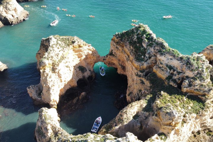 Båttur som utforskar de fantastiska grottorna och klippformationerna vid Ponta da Piedade nära Lagos, Portugal, foto 11 | wizardtrip