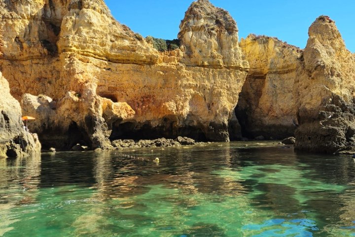 Båttur som utforskar de fantastiska grottorna och klippformationerna vid Ponta da Piedade nära Lagos, Portugal, foto 13 | wizardtrip