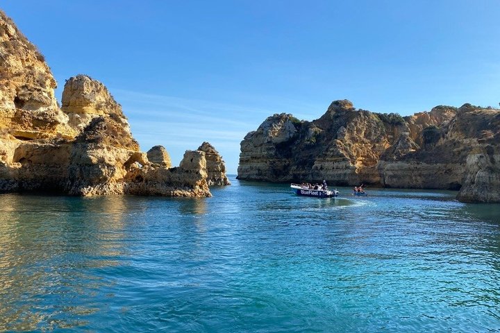 Båttur som utforskar de fantastiska grottorna och klippformationerna vid Ponta da Piedade nära Lagos, Portugal, foto 14 | wizardtrip