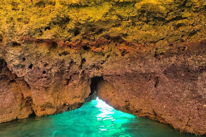 Båttur som utforskar de fantastiska grottorna och klippformationerna vid Ponta da Piedade nära Lagos, Portugal, foto 15 | wizardtrip