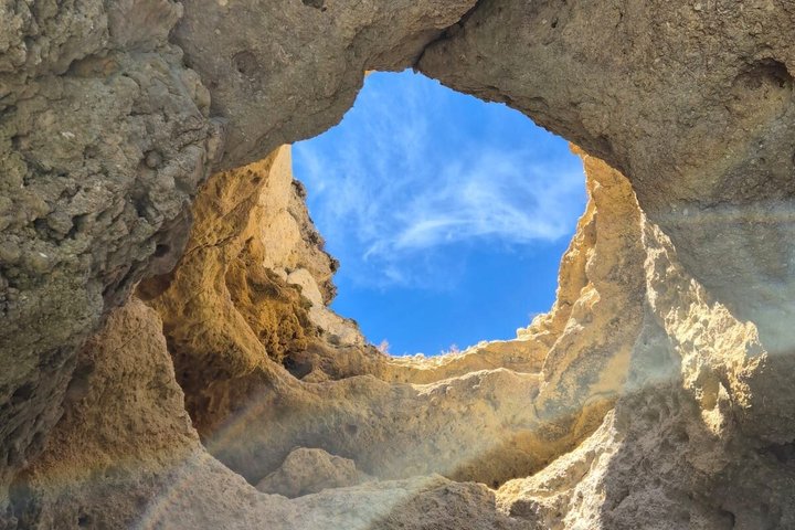 Båttur som utforskar de fantastiska grottorna och klippformationerna vid Ponta da Piedade nära Lagos, Portugal, foto 16 | wizardtrip