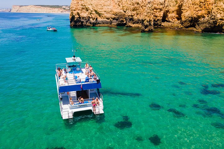 Katamankryssning längs Lagos kust, Portugal, med klippor, stränder och havet, foto 12 | wizardtrip