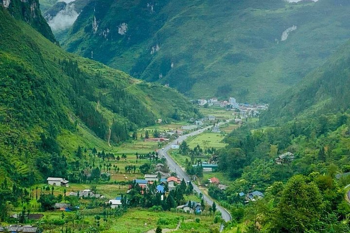 Experience the stunning Ha Giang Loop in Vietnam, featuring dramatic mountain landscapes and vibrant local culture, photo 26 | wizardtrip