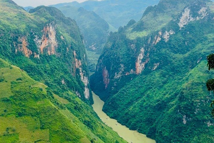 Experience the stunning Ha Giang Loop in Vietnam, featuring dramatic mountain landscapes and vibrant local culture, photo 36 | wizardtrip