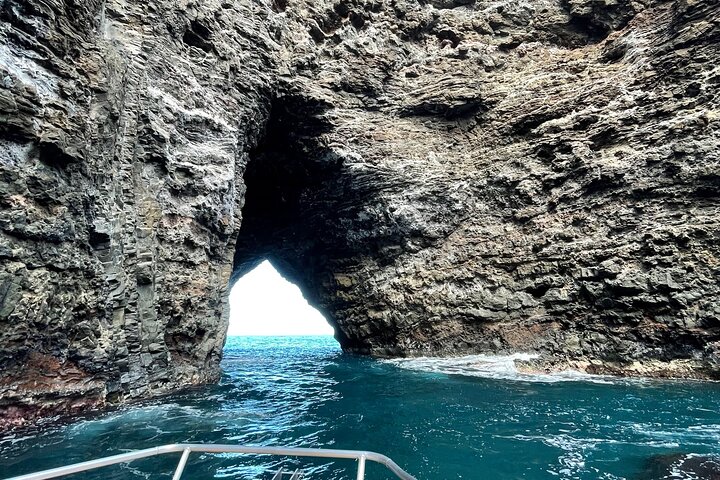 Kauai: Na Pali Boat Tour on the Amelia K | wizardtrip