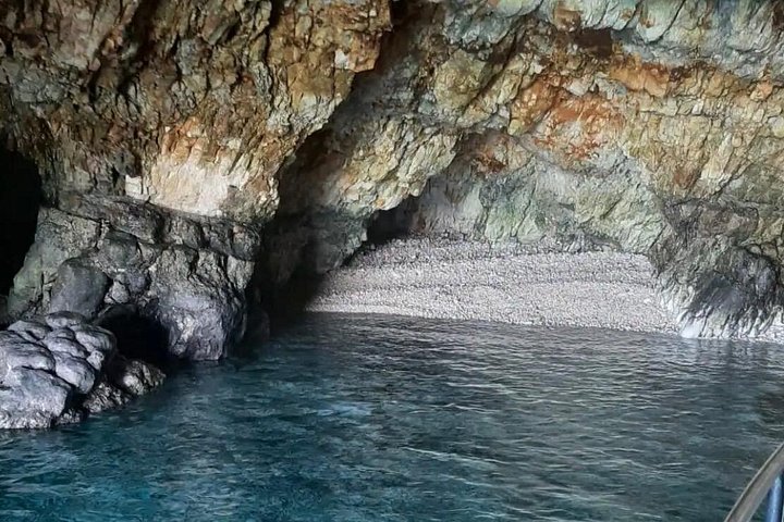 Excursion en bateau explorant les grottes et la côte de Polignano a Mare avec apéritif, photo 8 | wizardtrip