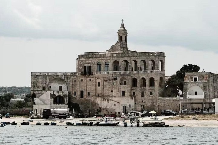 Excursion en bateau explorant les grottes et la côte de Polignano a Mare avec apéritif, photo 9 | wizardtrip