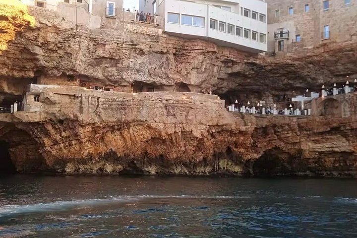 Excursion en bateau explorant les grottes et la côte de Polignano a Mare avec apéritif, photo 10 | wizardtrip