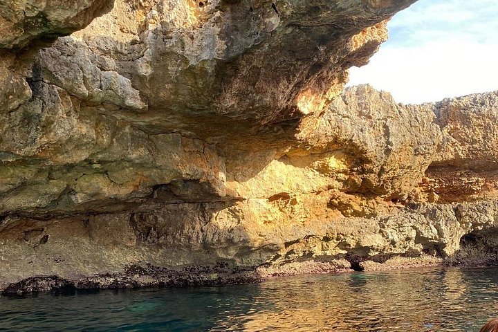 Excursion en bateau explorant les grottes et la côte de Polignano a Mare avec apéritif, photo 15 | wizardtrip
