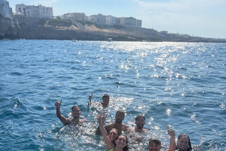 Excursion en bateau explorant les grottes et la côte de Polignano a Mare avec apéritif, photo 16 | wizardtrip