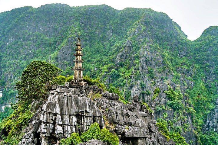 Full-day tour from Hanoi to Ninh Binh visiting Hoa Lu, Trang An, and Mua Cave with cycling, photo 13 | wizardtrip
