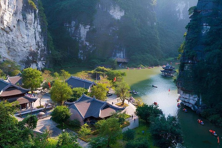 Full-day tour from Hanoi to Ninh Binh visiting Hoa Lu, Trang An, and Mua Cave with cycling, photo 14 | wizardtrip