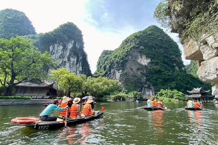 Full-day tour from Hanoi to Ninh Binh visiting Hoa Lu, Trang An, and Mua Cave with cycling, photo 23 | wizardtrip