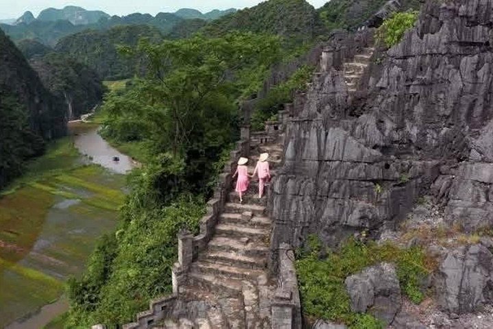 Full-day tour from Hanoi to Ninh Binh visiting Hoa Lu, Trang An, and Mua Cave with cycling, photo 24 | wizardtrip