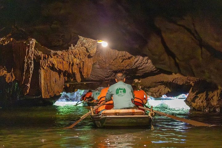 Full-day tour from Hanoi to Ninh Binh visiting Hoa Lu, Trang An, and Mua Cave with cycling, photo 35 | wizardtrip