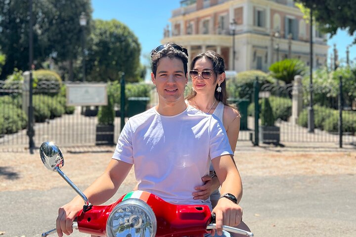 Private Vespa tour exploring Rome's iconic landmarks with professional photography, photo 7 | wizardtrip