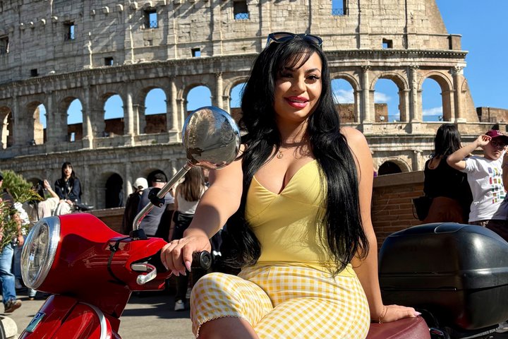 Private Vespa tour exploring Rome's iconic landmarks with professional photography, photo 8 | wizardtrip
