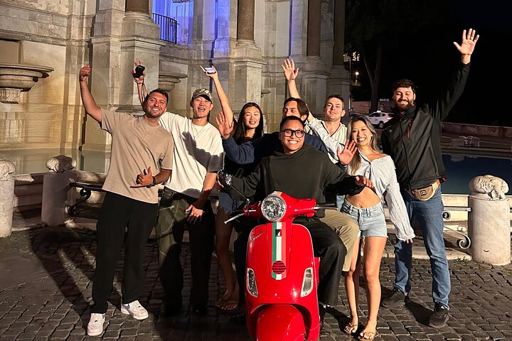 Private Vespa tour exploring Rome's iconic landmarks with professional photography, photo 10 | wizardtrip