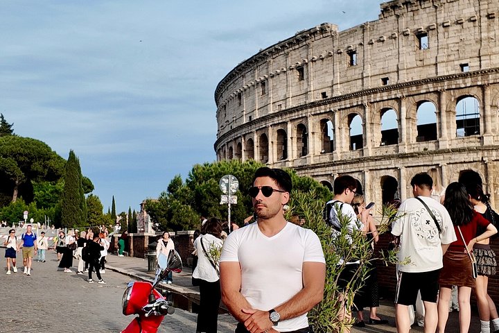 Private Vespa tour exploring Rome's iconic landmarks with professional photography, photo 11 | wizardtrip