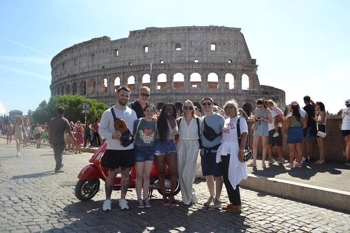 Private Vespa tour exploring Rome's iconic landmarks with professional photography, photo 12 | wizardtrip