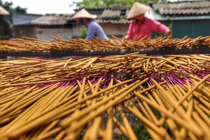 Explore Vietnamese conical hat and incense making traditions on a small group tour from Hanoi, photo 12 | wizardtrip
