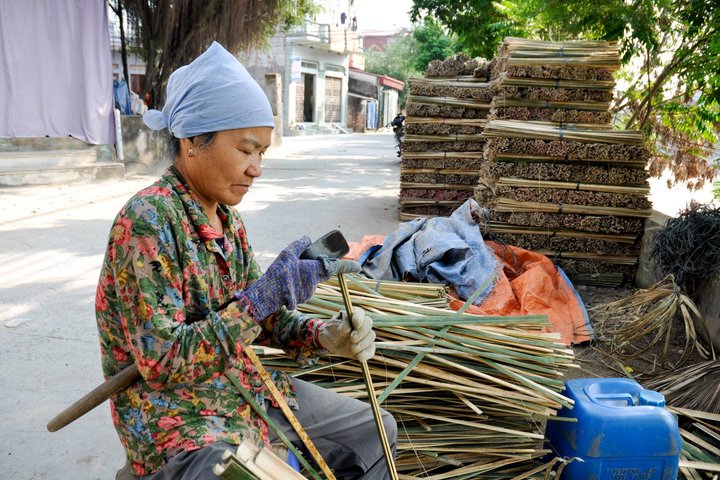 Explore Vietnamese conical hat and incense making traditions on a small group tour from Hanoi, photo 13 | wizardtrip